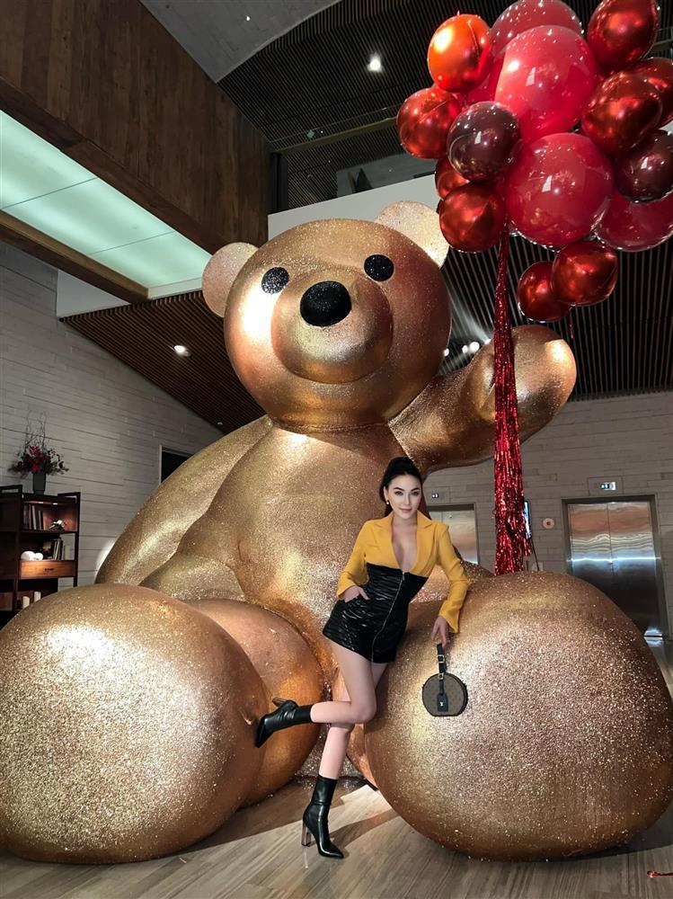 Ngoại hình cậu út nhà Phạm Hương khi tròn 9 tháng tuổi-7