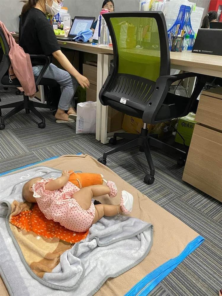 Mẹ mang con đi làm, người trẻ khen đáng yêu, người già thấy chua xót-2