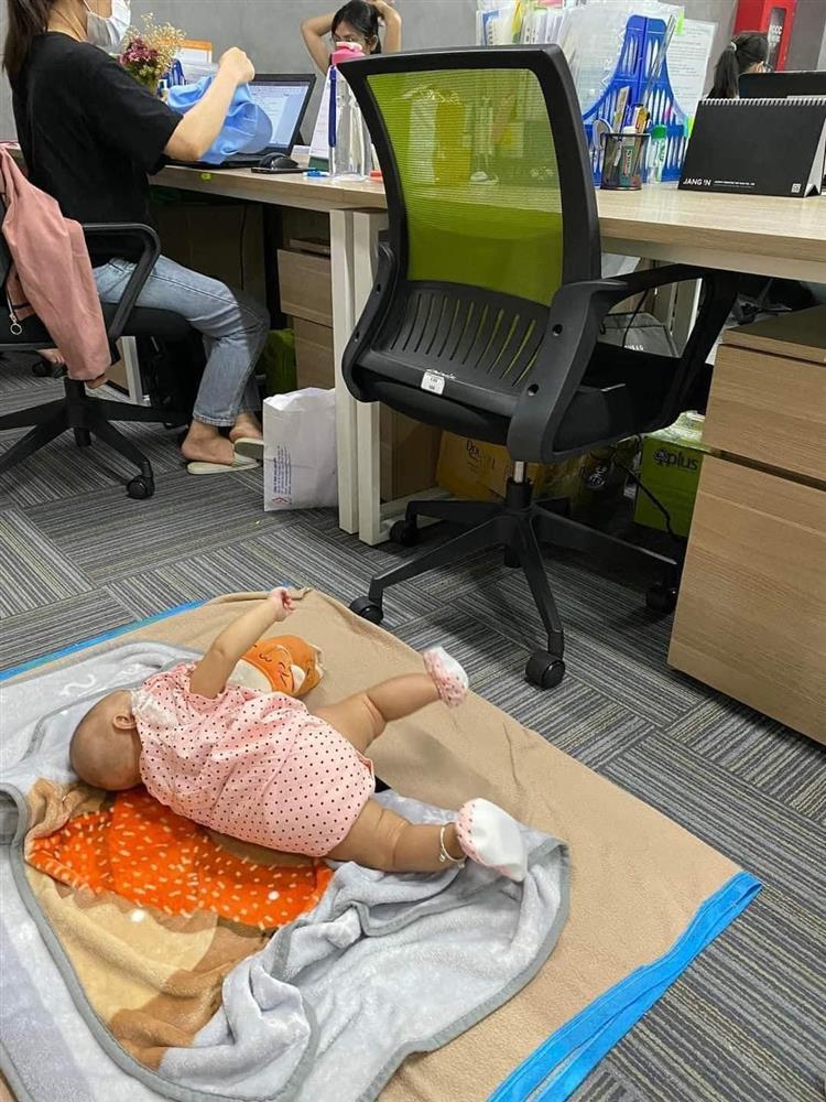 Mẹ mang con đi làm, người trẻ khen đáng yêu, người già thấy chua xót-3