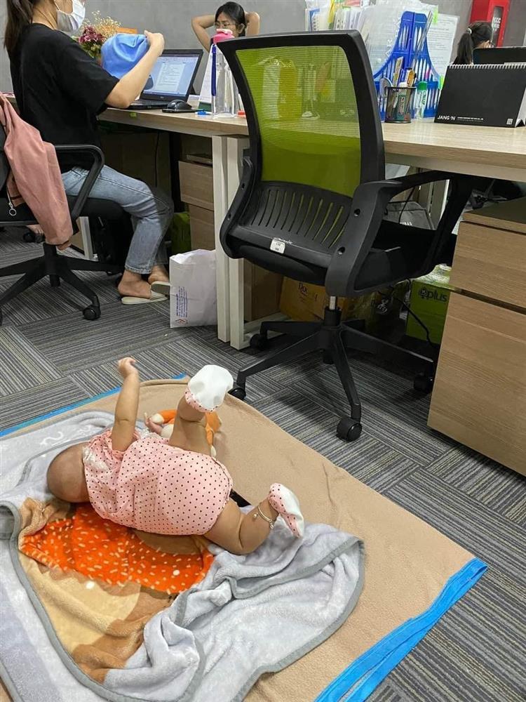 Mẹ mang con đi làm, người trẻ khen đáng yêu, người già thấy chua xót-4