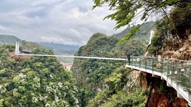 Vietnam is about to have the world's longest walking glass bridge, feel free to check-in-2