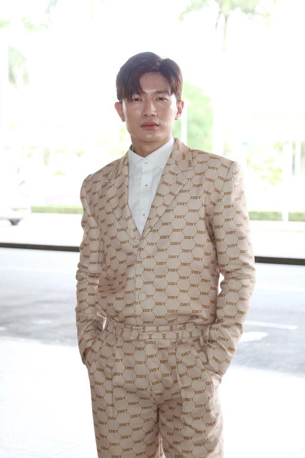 Dược sĩ Tiến mặt bóng nhẫy, sơ vin áo vest vào quần ở sân bay-1