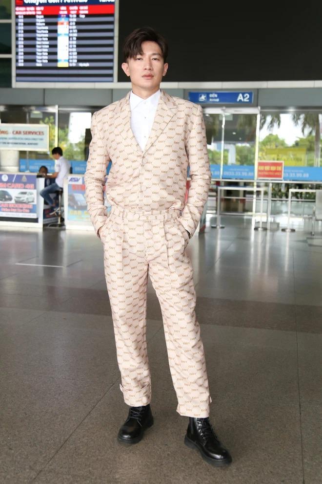 Pharmacist Tien has a shiny face and wears a vest and pants at the airport-2