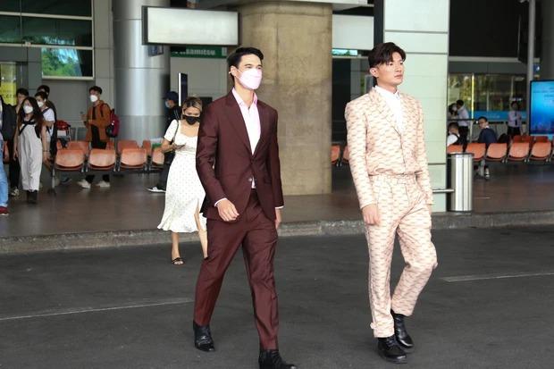 Dược sĩ Tiến mặt bóng nhẫy, sơ vin áo vest vào quần ở sân bay-4