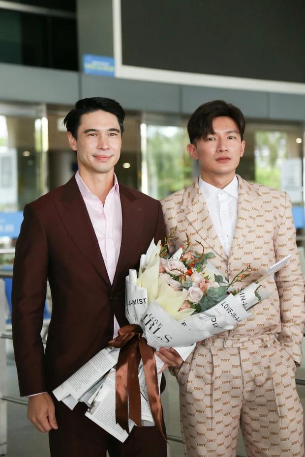 Dược sĩ Tiến mặt bóng nhẫy, sơ vin áo vest vào quần ở sân bay-3