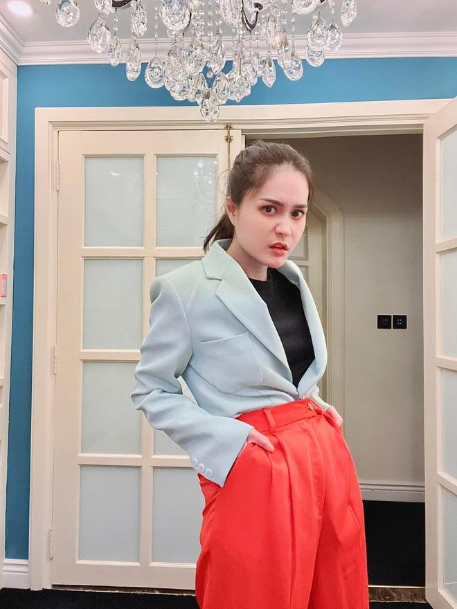 Dược sĩ Tiến mặt bóng nhẫy, sơ vin áo vest vào quần ở sân bay-6