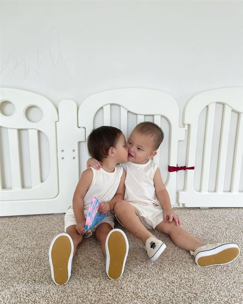 2 con Hồ Ngọc Hà thơm nhau rồi quay mặt thẹn ơi là thẹn-1