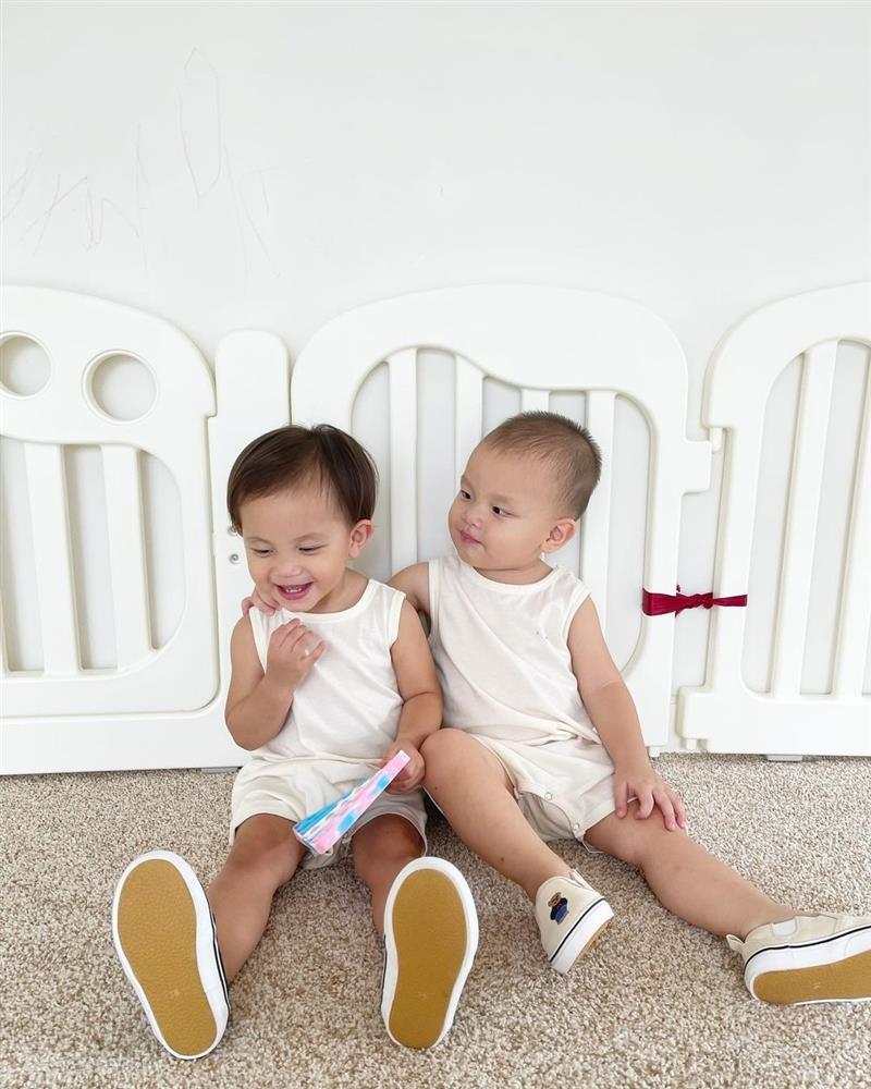 2 con Hồ Ngọc Hà thơm nhau rồi quay mặt thẹn ơi là thẹn-4