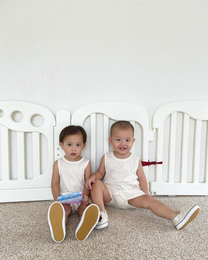 2 con Hồ Ngọc Hà thơm nhau rồi quay mặt thẹn ơi là thẹn-5