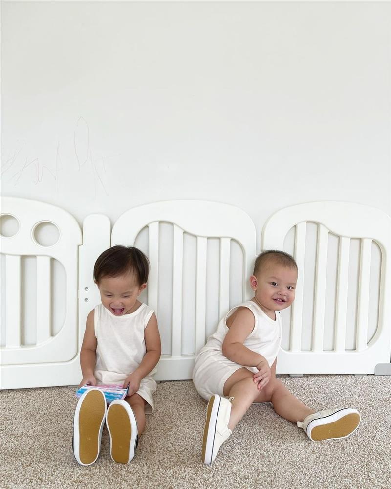 2 con Hồ Ngọc Hà thơm nhau rồi quay mặt thẹn ơi là thẹn-6