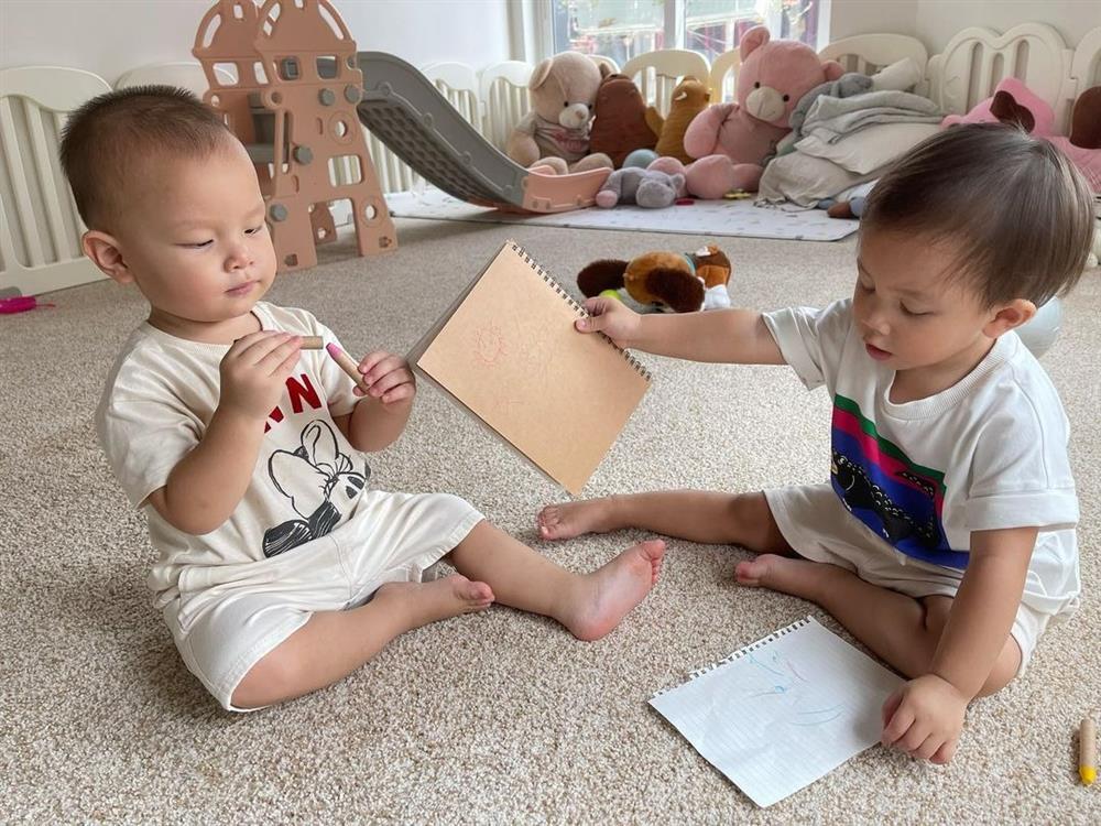 2 con Hồ Ngọc Hà thơm nhau rồi quay mặt thẹn ơi là thẹn-7