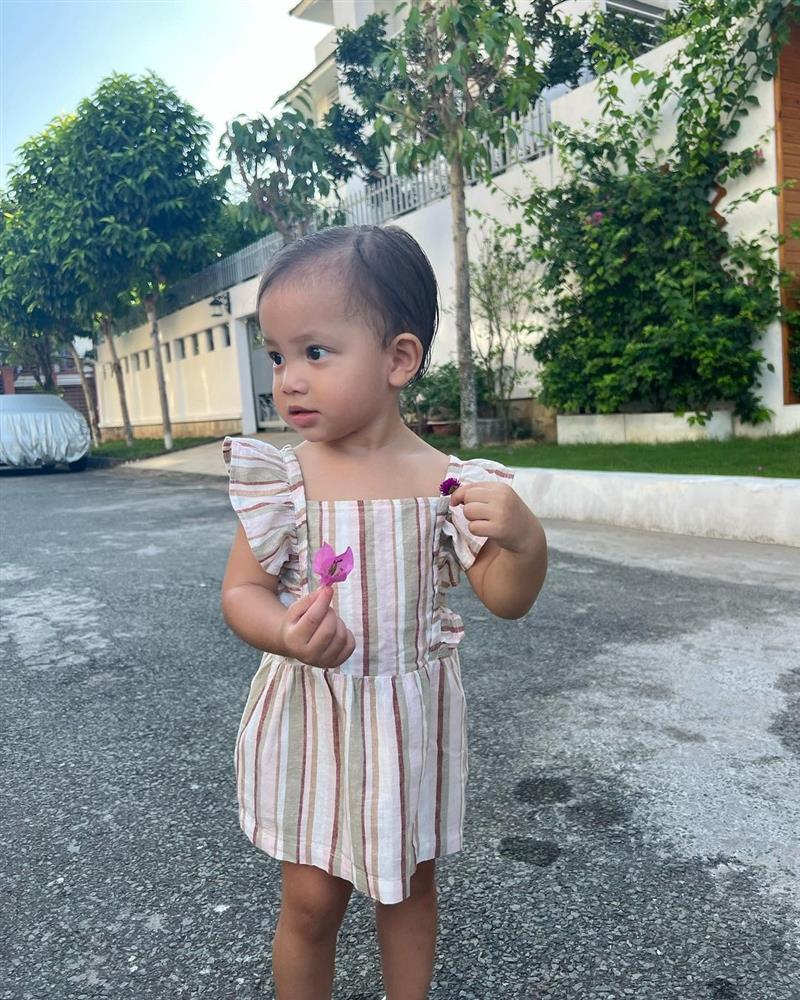 2 con Hồ Ngọc Hà thơm nhau rồi quay mặt thẹn ơi là thẹn-10