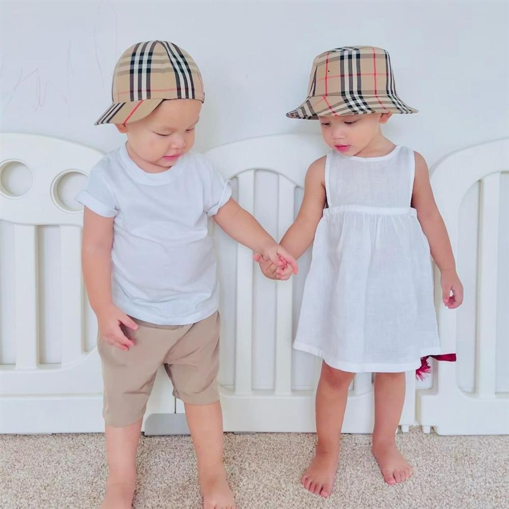 2 con Hồ Ngọc Hà thơm nhau rồi quay mặt thẹn ơi là thẹn-12