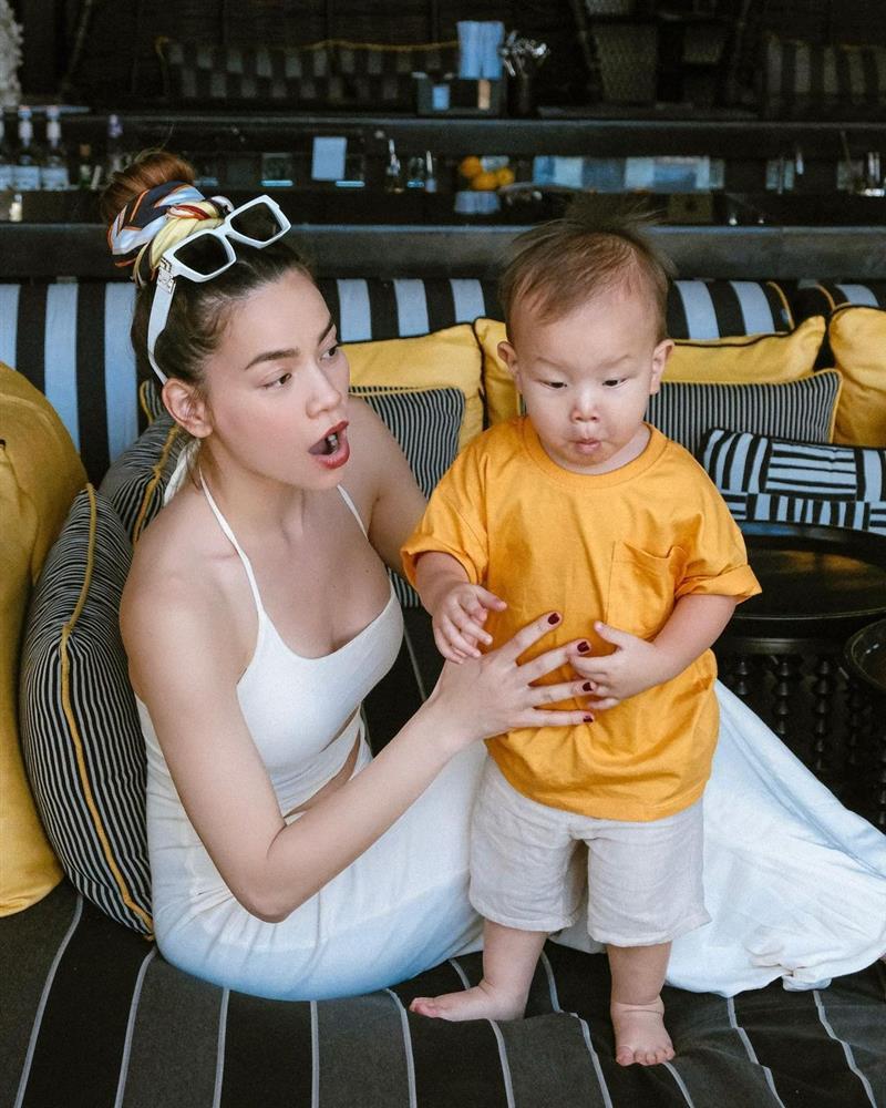 2 con Hồ Ngọc Hà thơm nhau rồi quay mặt thẹn ơi là thẹn-15