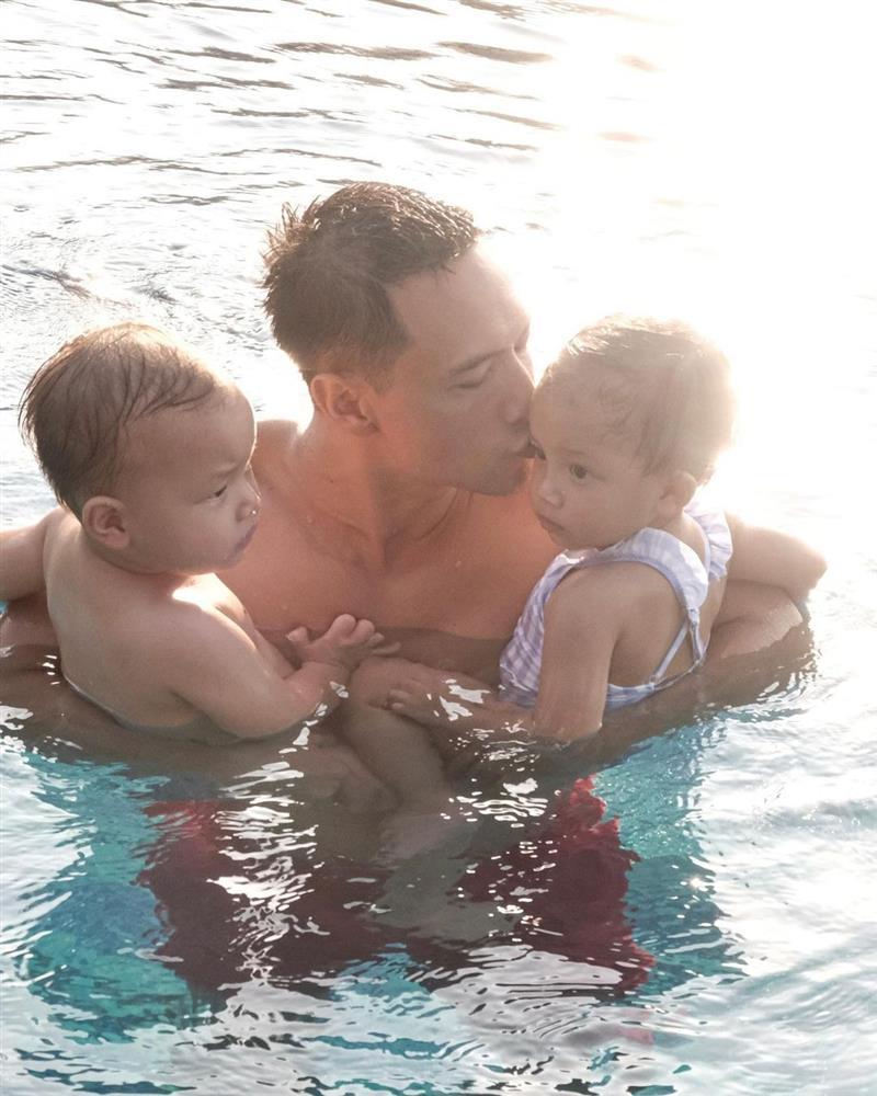 2 con Hồ Ngọc Hà thơm nhau rồi quay mặt thẹn ơi là thẹn-17