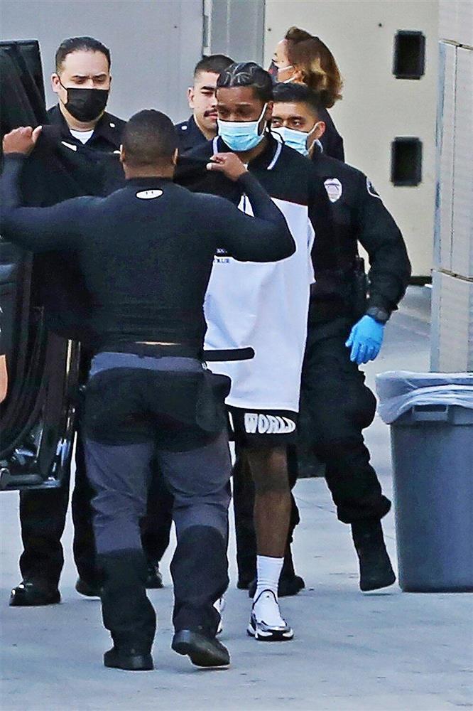 Rihanna sốc khi bạn trai bị bắt ngay ở sân bay-1