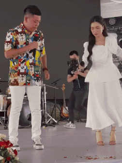 Hòa Minzy gặp sự cố hú hồn khi nhảy nhót tại đám cưới Hồ Tấn Tài-2