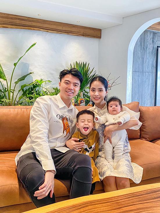 2 con của cô Văn Thùy Dương hiếm hoi xuất hiện chung khung hình-3