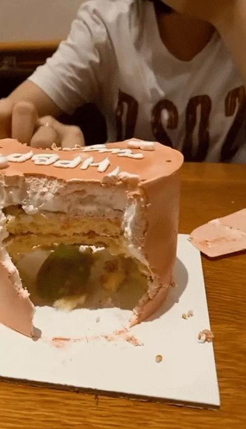 Mua bánh sinh nhật quá ngọt, hội bạn phát minh cách ăn độc lạ-1