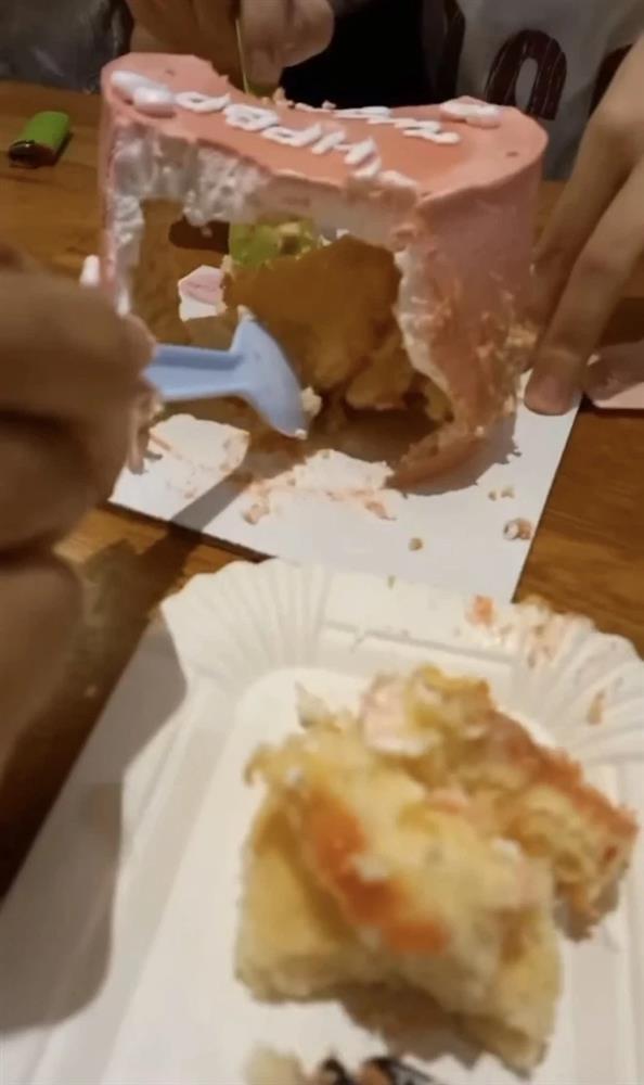 Mua bánh sinh nhật quá ngọt, hội bạn phát minh cách ăn độc lạ-2