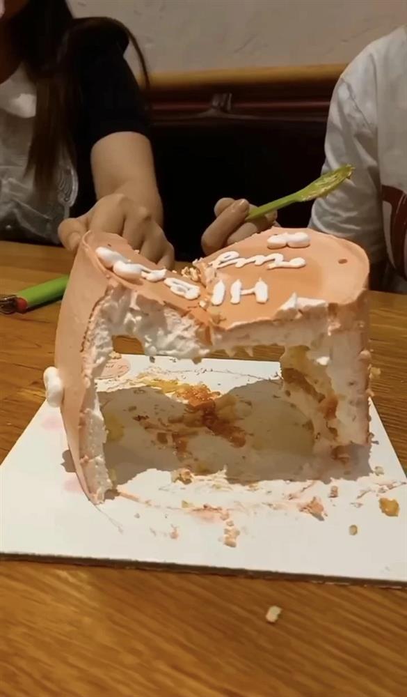 Mua bánh sinh nhật quá ngọt, hội bạn phát minh cách ăn độc lạ-3