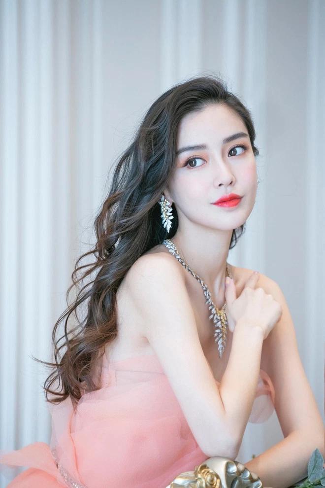 Tóm gọn Angela Baby hẹn hò mỹ nam kém 10 tuổi lúc nửa đêm?-6