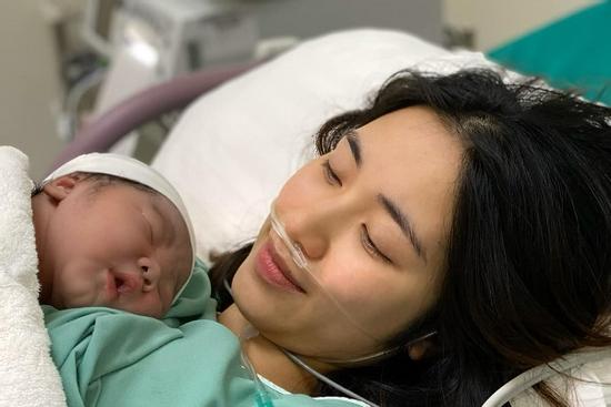 Hòa Minzy công khai ảnh sinh nở sau hơn 2 năm giấu kín