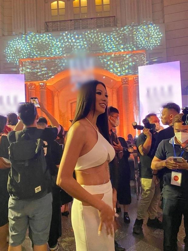 Sau Hà Hồ, Á hậu Kim Duyên lộ tảng mỡ bụng qua ống kính Karik-2