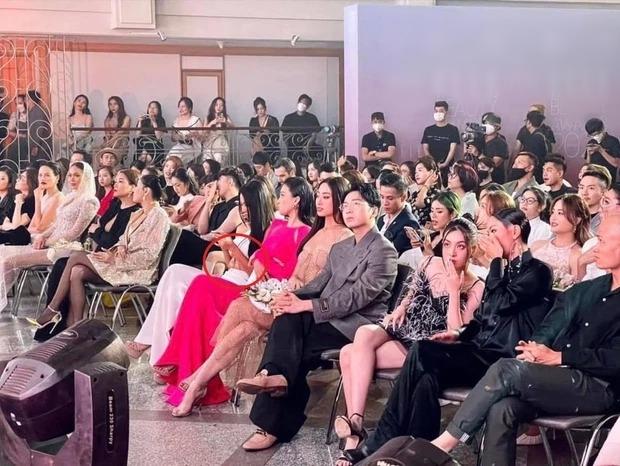 Sau Hà Hồ, Á hậu Kim Duyên lộ tảng mỡ bụng qua ống kính Karik-3