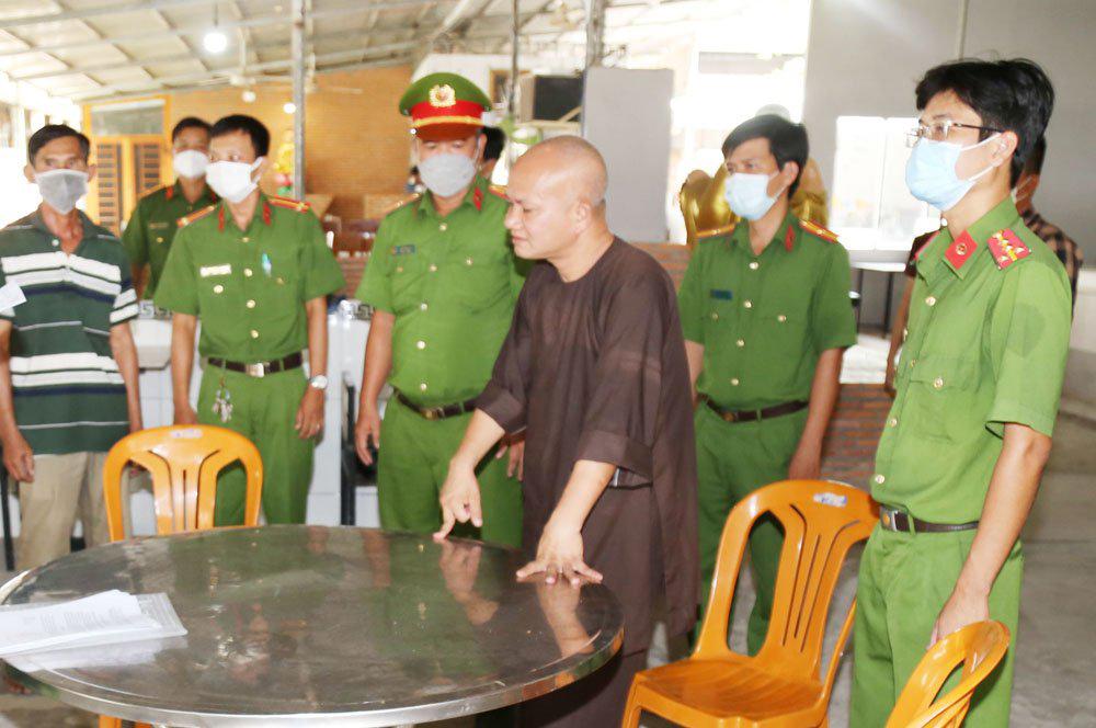 Người đàn ông mượn danh Phật giáo, nhận nuôi trẻ mồ côi rồi đánh đập-1