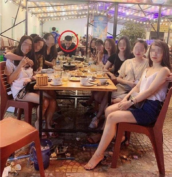 Lần đầu hẹn hò, cậu trai chạy đứt dép khi thấy ít nhất 5 cô cùng đến-2