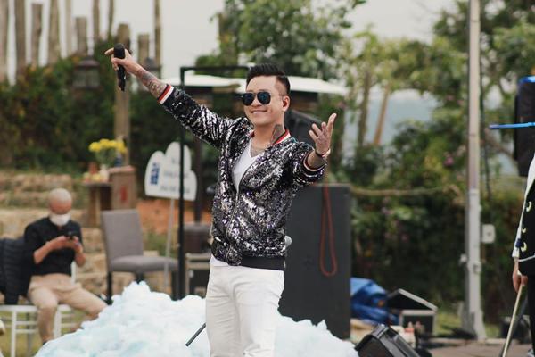 Tuan Hung sang a hit hit, was criticized for going downhill without braking
