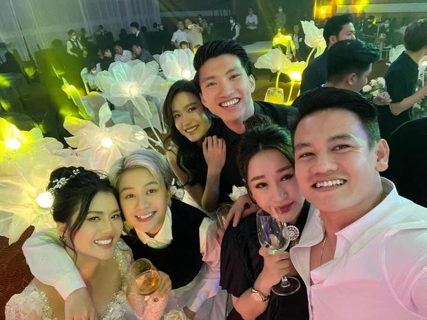 Cận khoảnh khắc Doãn Hải My nắm tay Đoàn Văn Hậu không rời-5