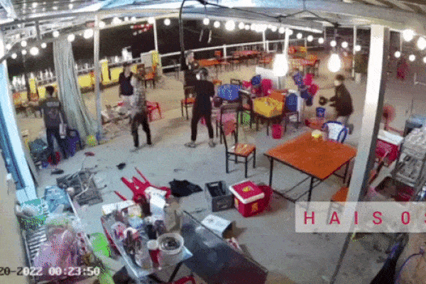 Clip: Hỗn chiến quán nhậu, 2 thanh niên bị đánh gục bất tỉnh