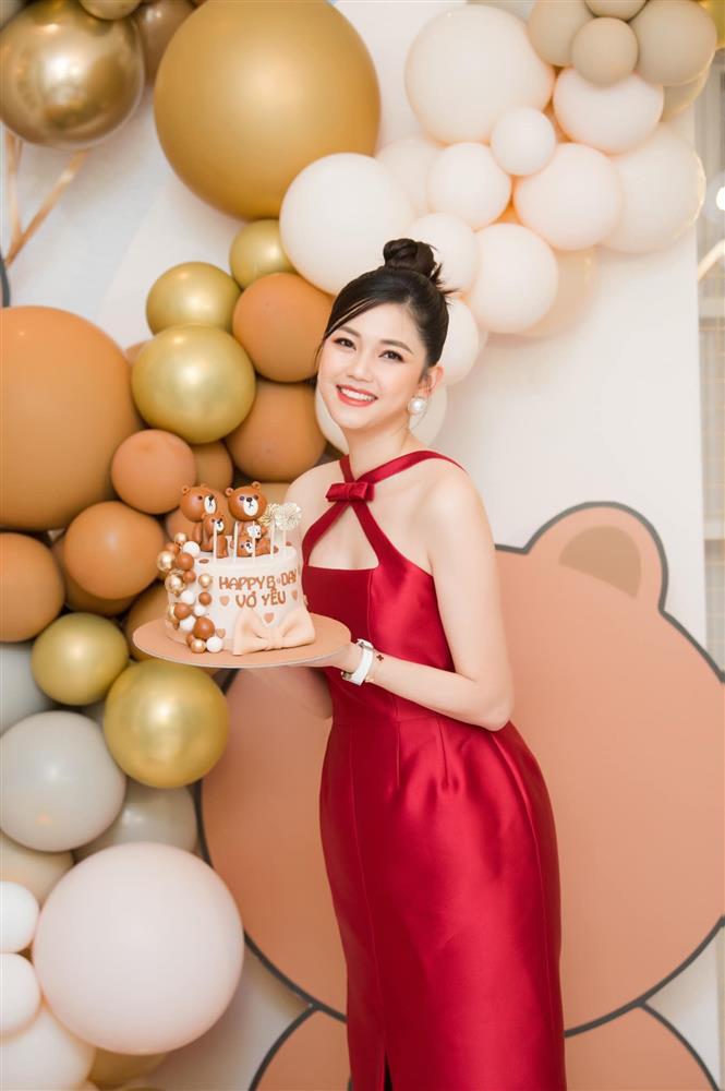 The rich husband loves to pamper runner-up Thanh Tu on his birthday-3