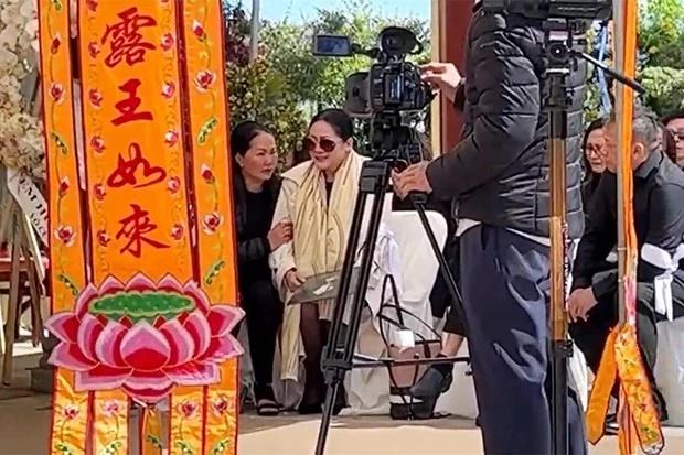 Ca sĩ Như Quỳnh suy sụp ôm di ảnh em trai trong tang lễ tại Mỹ-1