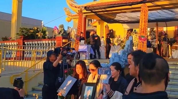 Ca sĩ Như Quỳnh suy sụp ôm di ảnh em trai trong tang lễ tại Mỹ-2