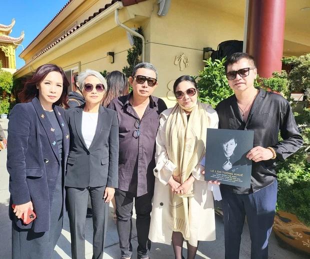 Ca sĩ Như Quỳnh suy sụp ôm di ảnh em trai trong tang lễ tại Mỹ-3