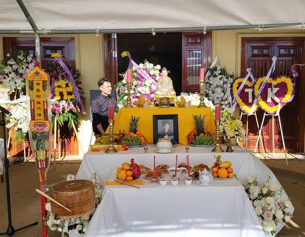 Ca sĩ Như Quỳnh suy sụp ôm di ảnh em trai trong tang lễ tại Mỹ-4