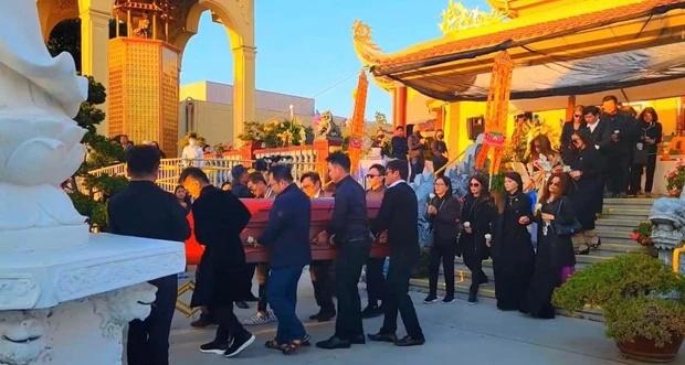 Ca sĩ Như Quỳnh suy sụp ôm di ảnh em trai trong tang lễ tại Mỹ-5