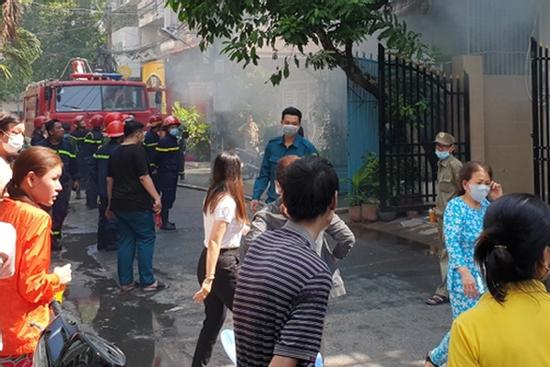 6 người mắc kẹt, kêu cứu trong ngôi nhà bốc cháy ở TP.HCM