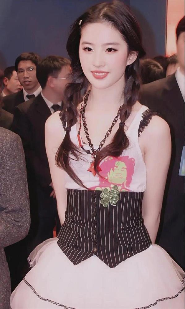 Ít ai biết Lưu Diệc Phi từng đi hát, nhan sắc khi ấy choáng ngợp-3