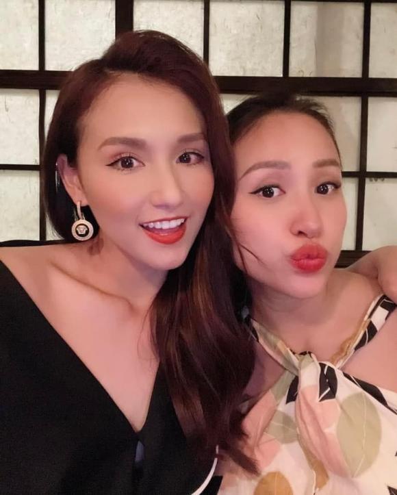 Forget makeup, Mai Phuong Thuy is still singing among the beauty friends-1