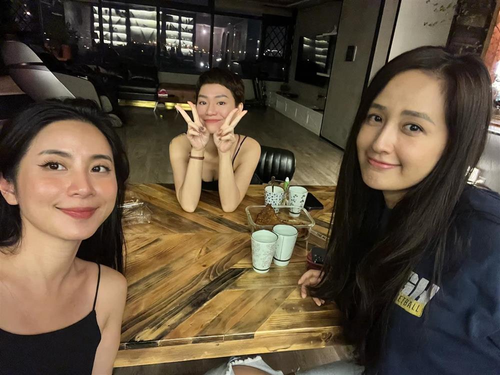 Forget makeup, Mai Phuong Thuy is still singing among the beauty friends-8