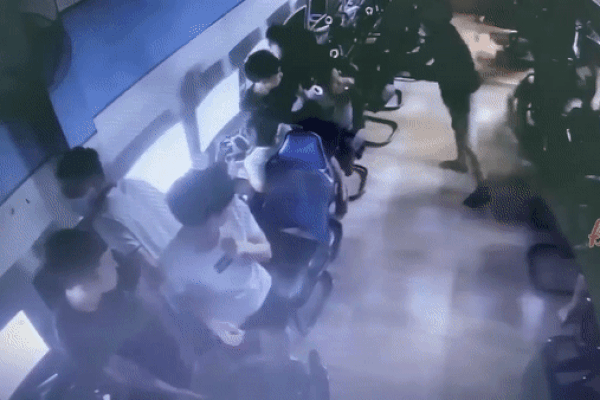 Nhóm côn đồ kề mã tấu vào cổ chủ nhà vì dám nhắc nhở tiếng nẹt pô-2