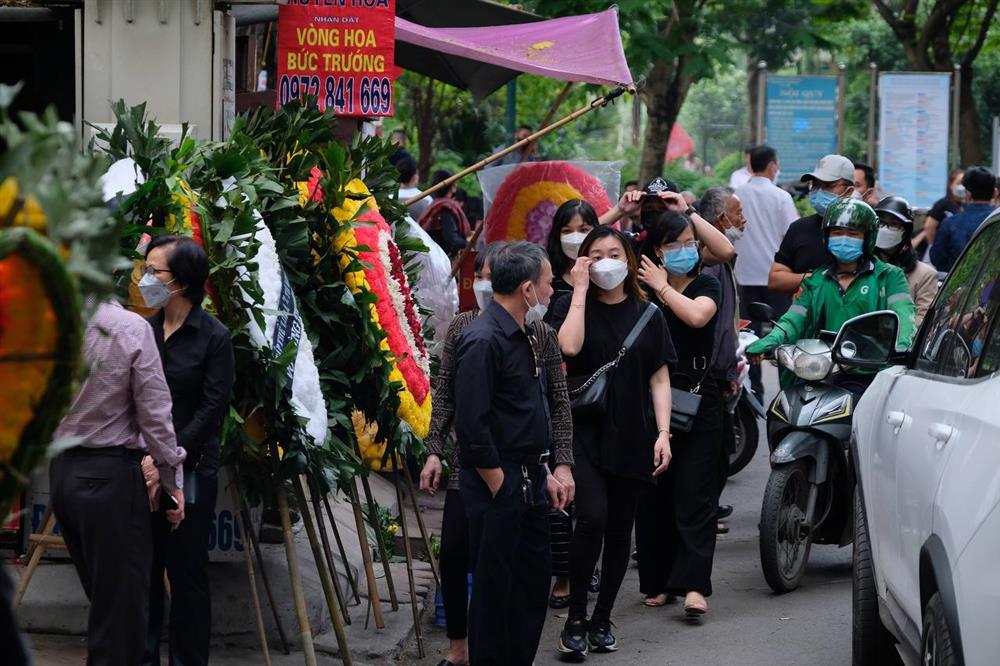 Đông nghẹt người dự đám tang 5 người tử vong trong đám cháy-4