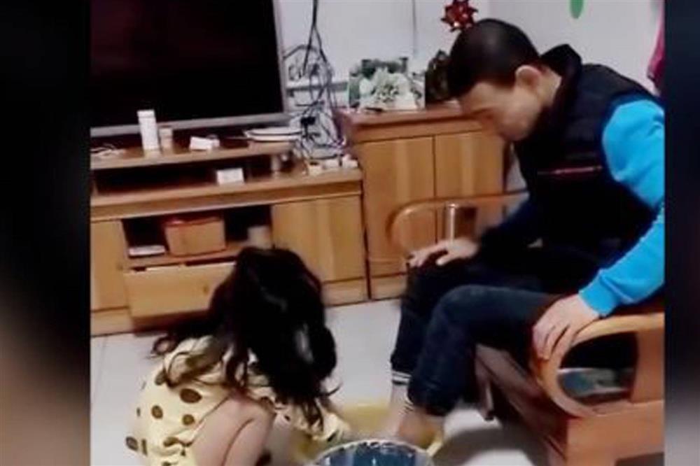 Drunk dad comes home, his daughter's actions make him cry - 1