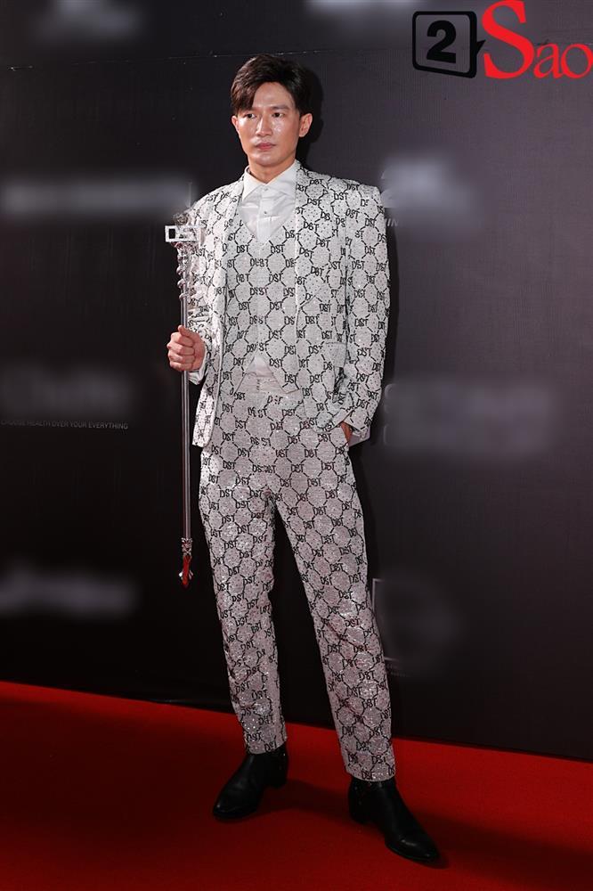 Hà Anh lồng lộn lên thảm đỏ vẫn bị Dược sĩ Tiến chiếm spotlight-3