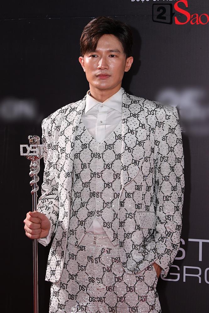 Hà Anh lồng lộn lên thảm đỏ vẫn bị Dược sĩ Tiến chiếm spotlight-4