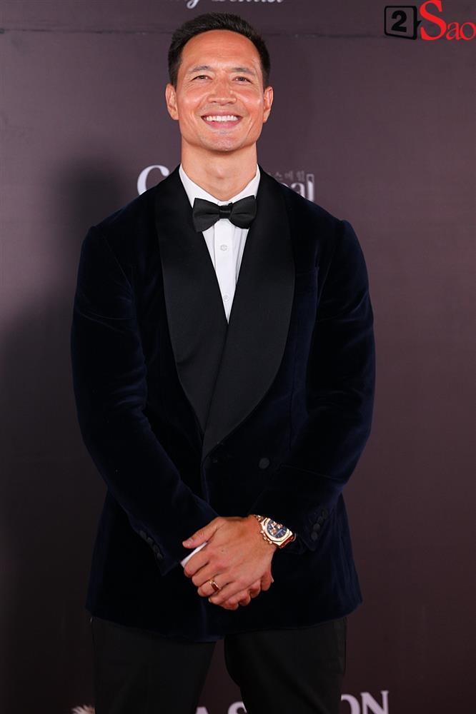 Hà Anh lồng lộn lên thảm đỏ vẫn bị Dược sĩ Tiến chiếm spotlight-6